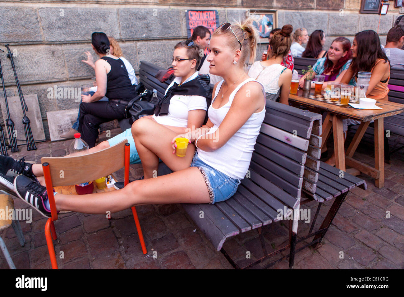 Naplavka è una passeggiata lungo il fiume Moldava, un luogo d'incontro e molto spazio per il tempo libero, la vita quotidiana di Praga nella Repubblica Ceca Foto Stock