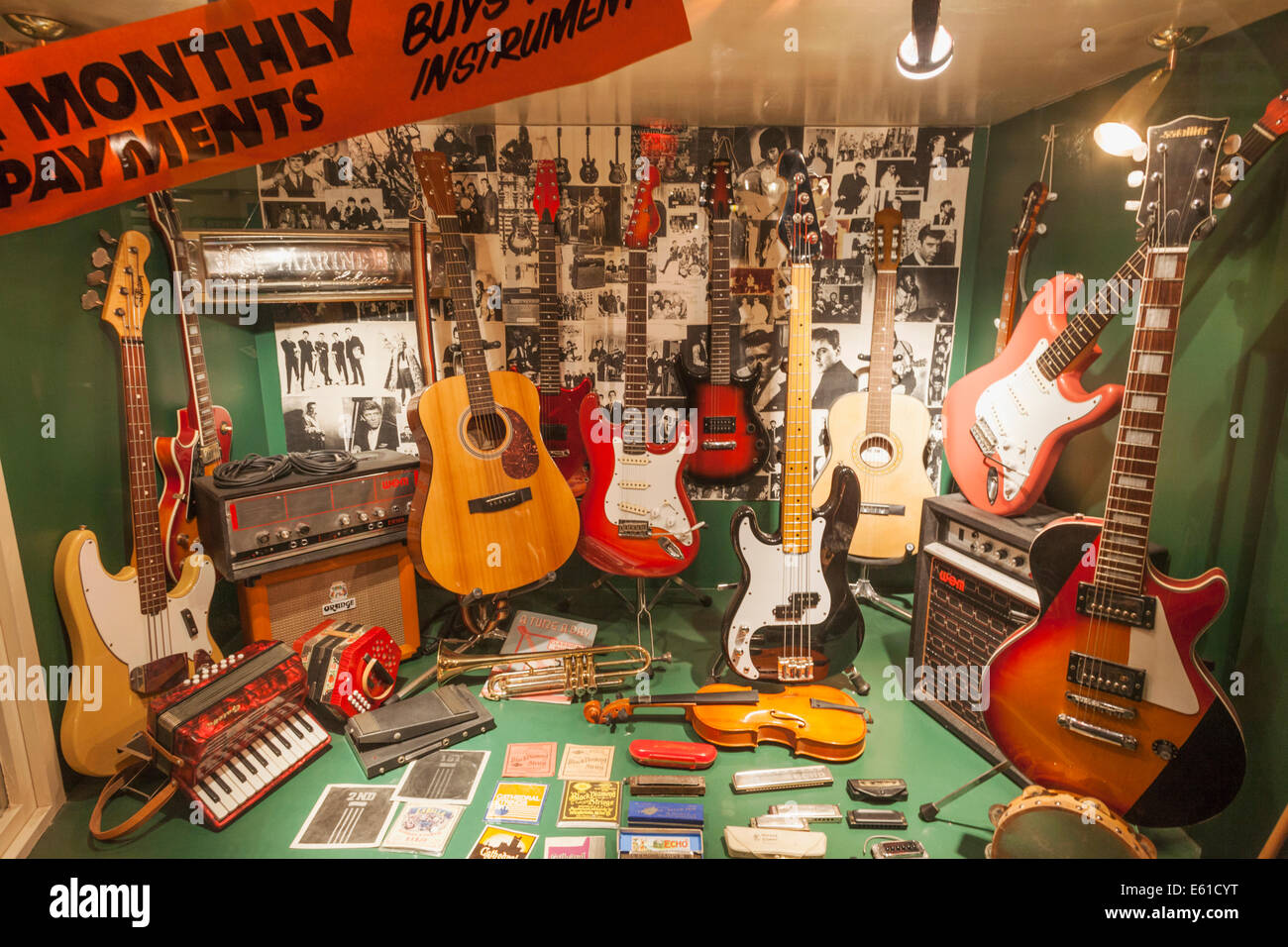 Inghilterra, Merseyside, Liverpool, Albert Dock, il Beatles Story, ricreato una finestra di Hessys Music Center che ha chiuso nel 1995 Foto Stock