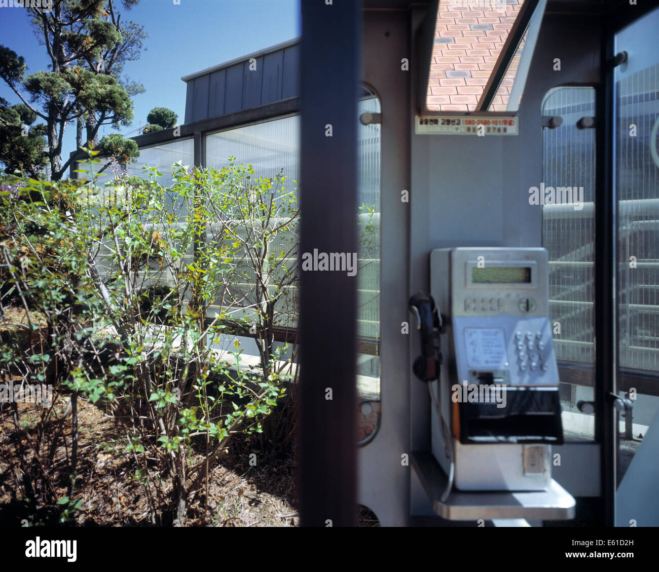 Composizione urbana con cabina telefonica nel parco, Songdo, Corea del Sud Foto Stock