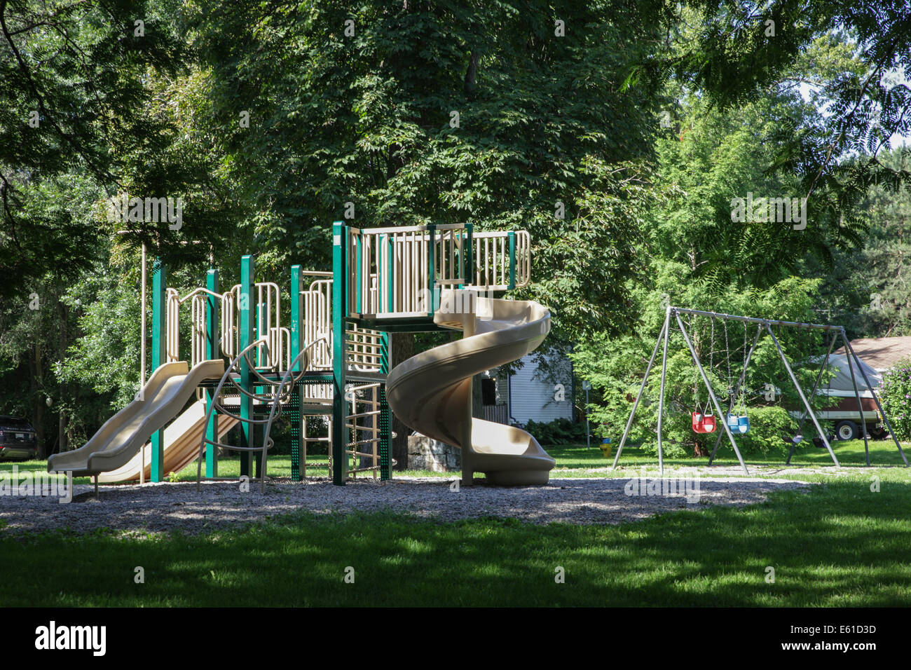Svuotare il parco giochi estivo swing giornata di sole Foto Stock