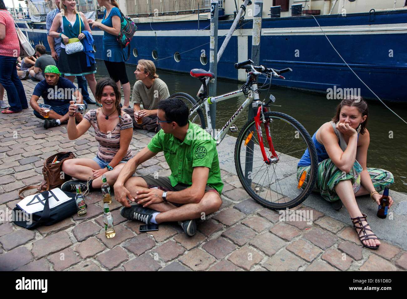 Persone sul lungofiume Naplavka, Praga, fiume Moldava in bicicletta Foto Stock