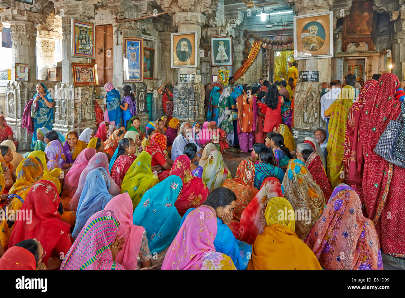 Indian hindi donne con abiti colorati durante la cerimonia dentro il tempio Jagdish, Udaipur, Rajasthan, India Foto Stock