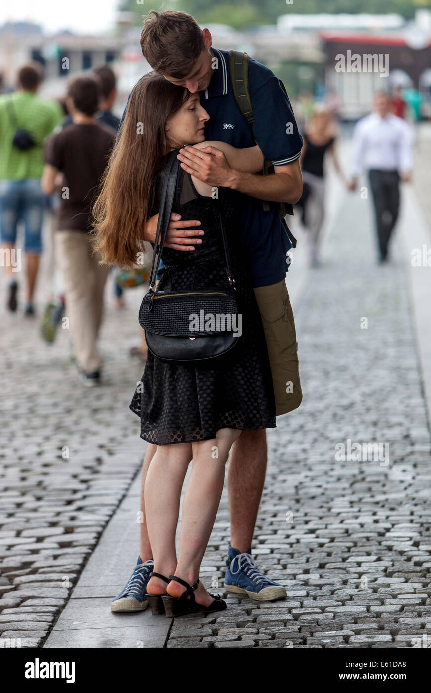 Matura in amore su Naplavka riverside Praga, Repubblica Ceca Foto Stock