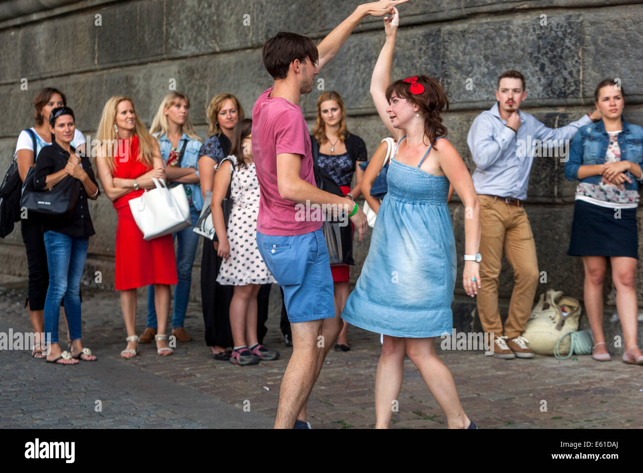 Praga la gente ballare sul lungomare Naplavka, Praga, Repubblica Ceca Foto Stock