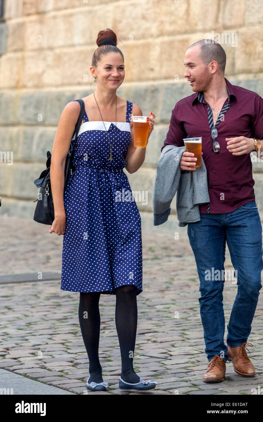 Uomo e donna coppia camminando sul lungomare e bevendo birra Naplavka Praga, Repubblica Ceca Foto Stock