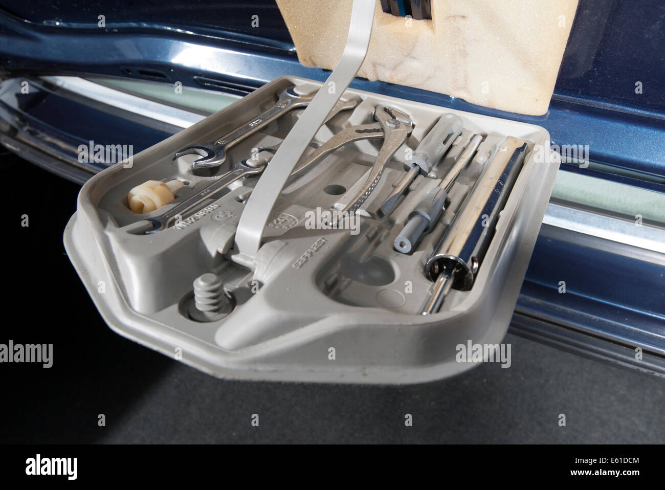 1987 BMW 525e 5 Serie E28 forma tedesco berlina di lusso, toolkit nello sportello del bagagliaio Foto Stock