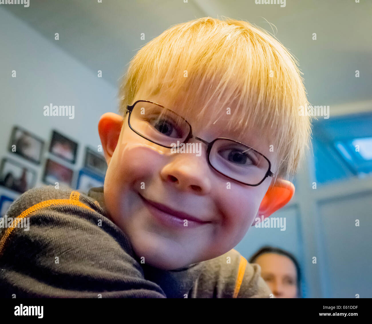 Ritratto di ragazzo con gli occhiali, 8 anni. Foto Stock