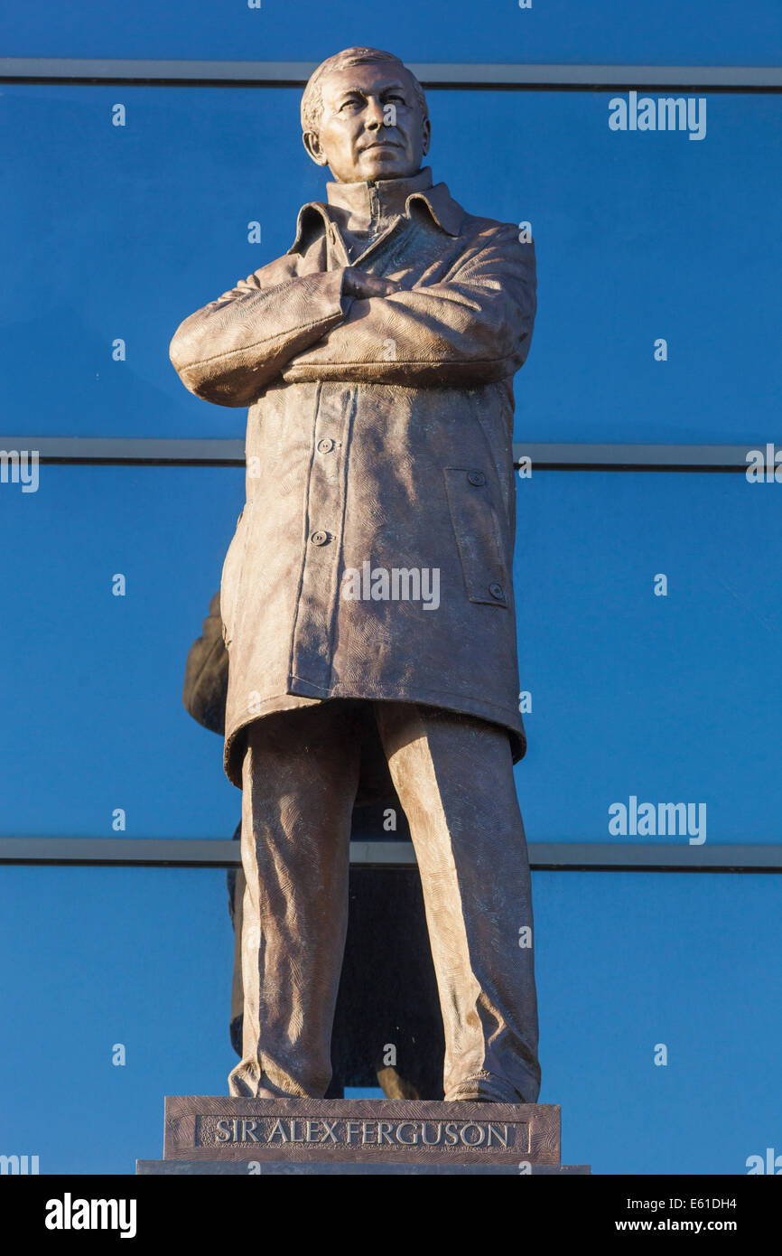 Inghilterra, Manchester, Salford, Old Trafford Football Stadium e statua di Alex Ferguson Foto Stock