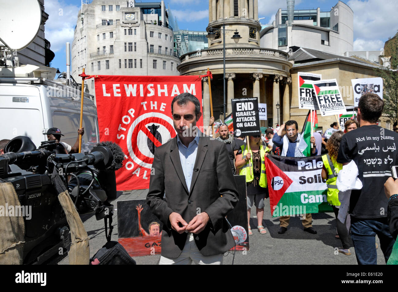 Il giornalista televisivo facendo un'outside broadcast in Regent Street da BBC Broadcasting House durante il mese di marzo per Gaza, Aug 2014 Foto Stock