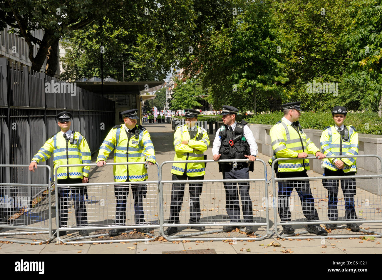 La polizia in servizio presso l'Ambasciata americana in Grosvenor Square durante una marcia di protesta attraverso il centro di Londra, agosto 2014 Foto Stock
