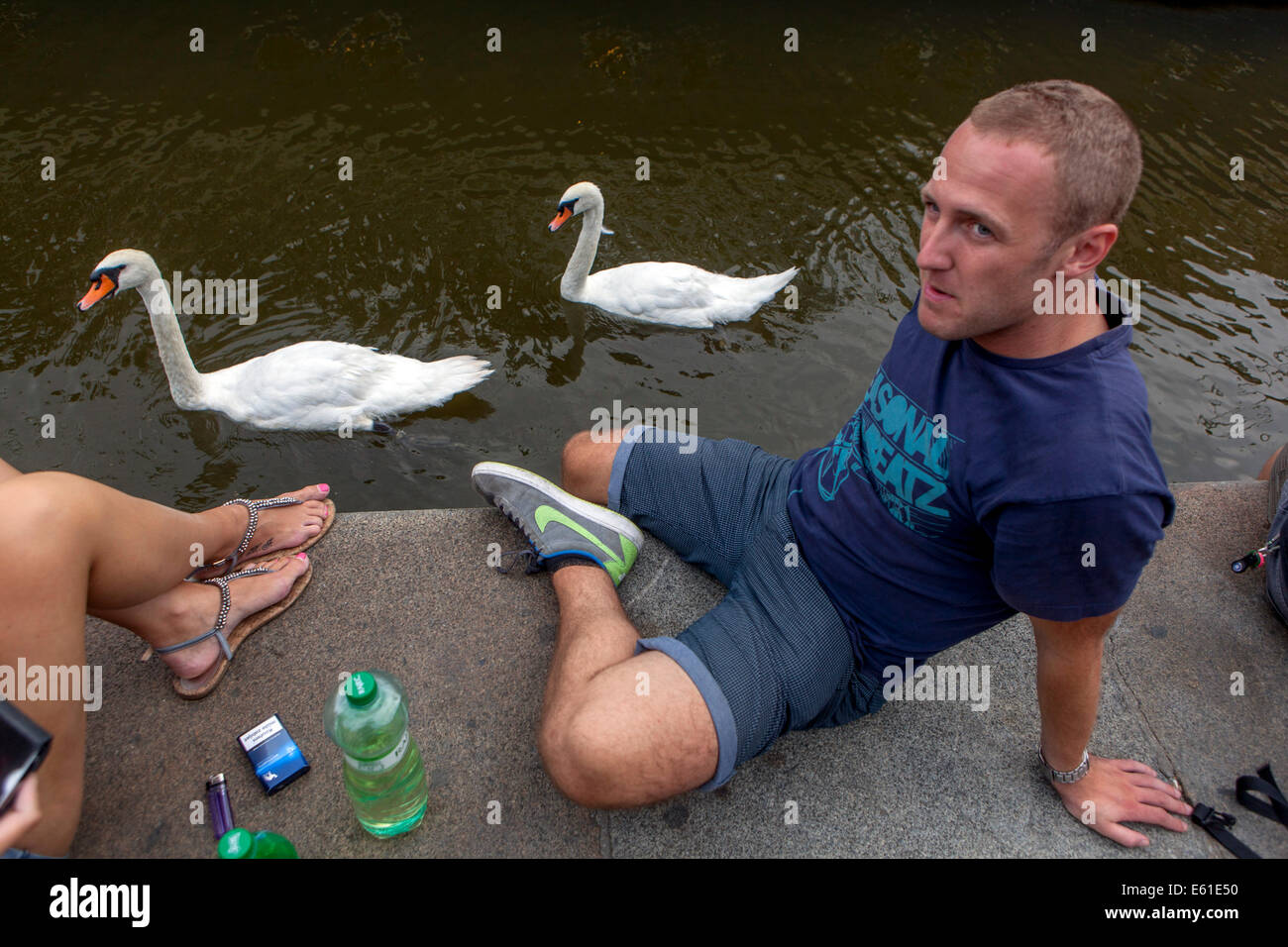 Naplavka è una passeggiata lungo il fiume Moldava, un luogo di incontro e un sacco di spazio per le attività del tempo libero a Praga, Repubblica Ceca Foto Stock