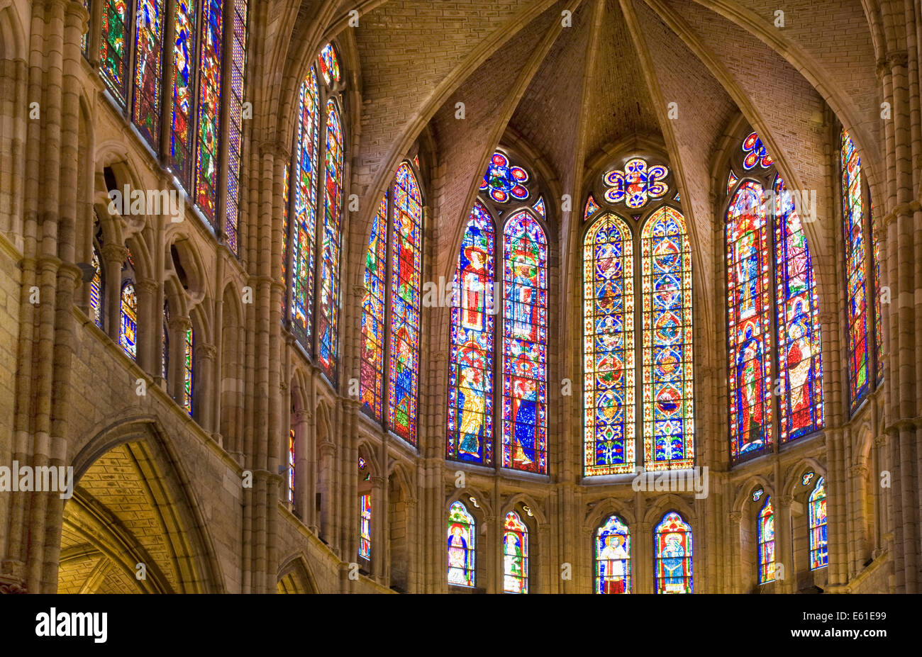 Il famoso interni e le finestre di vetro macchiate della Catedral a Loen, Spagna Foto Stock