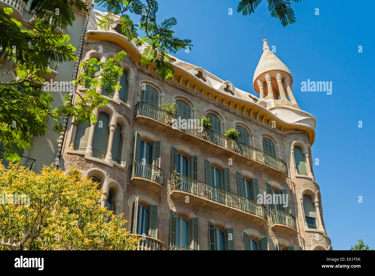 Esterno casa Sayrach l'ultima casa modernista di Barcellona costruito da Manuel Sayrach ho Carreras tra 1915-1918. JMH6336 Foto Stock