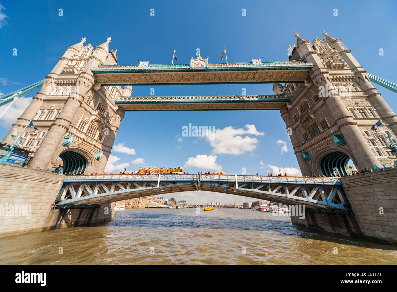 Il Tower Bridge Thames di Fiume che attraversa Londra Inghilterra REGNO UNITO vista dal fiume utilizzando un ultra grandangolare. JMH6342 Foto Stock