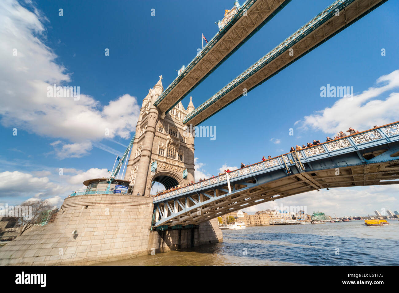 Il Tower Bridge Thames di Fiume che attraversa Londra Inghilterra REGNO UNITO vista dal fiume utilizzando un ultra grandangolare. JMH6343 Foto Stock