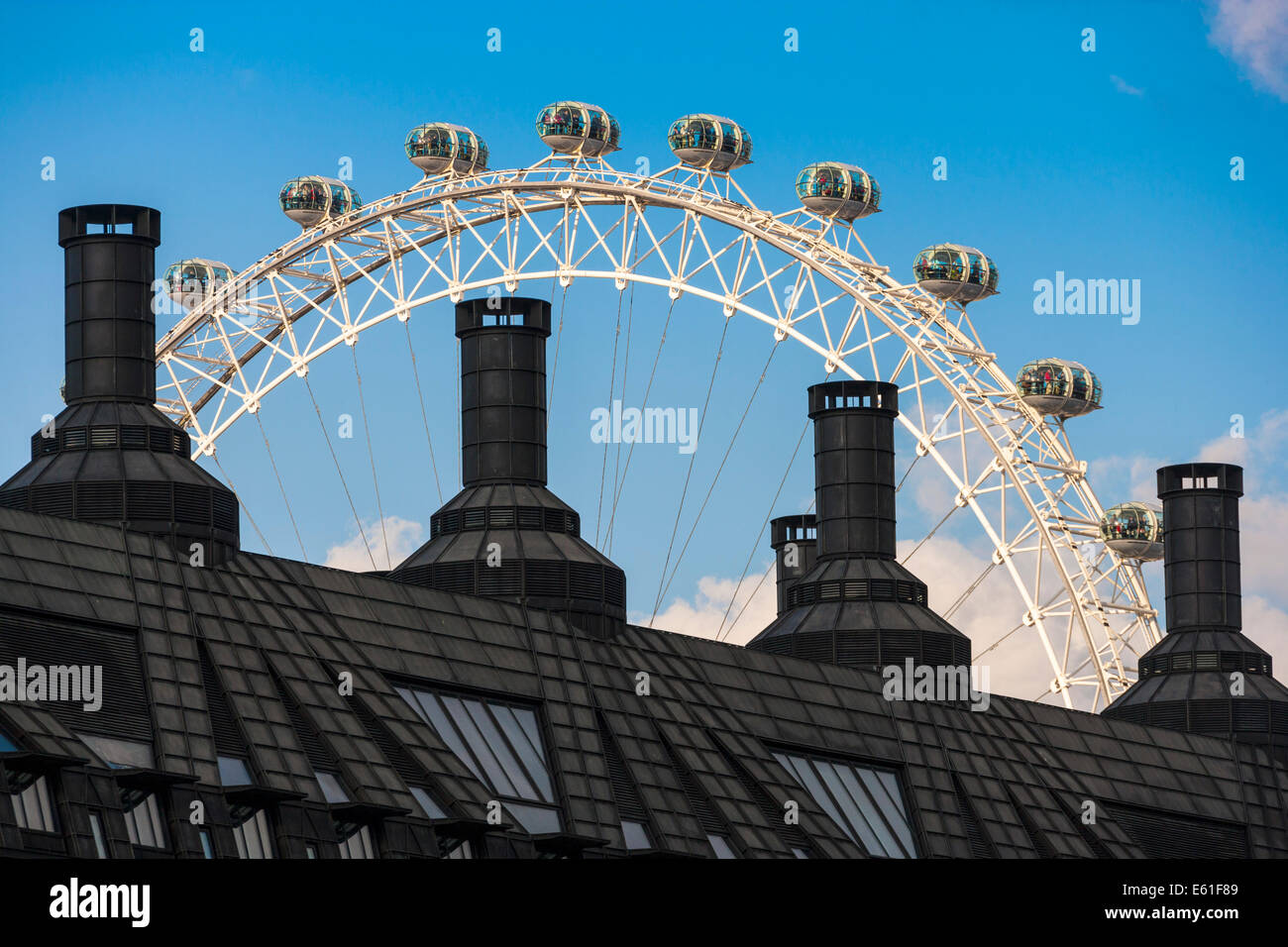 Il London Eye o Millenium ruota sulla riva sud del fiume Tamigi a Londra England Regno Unito si vede attraverso un tetto. JMH6352 Foto Stock