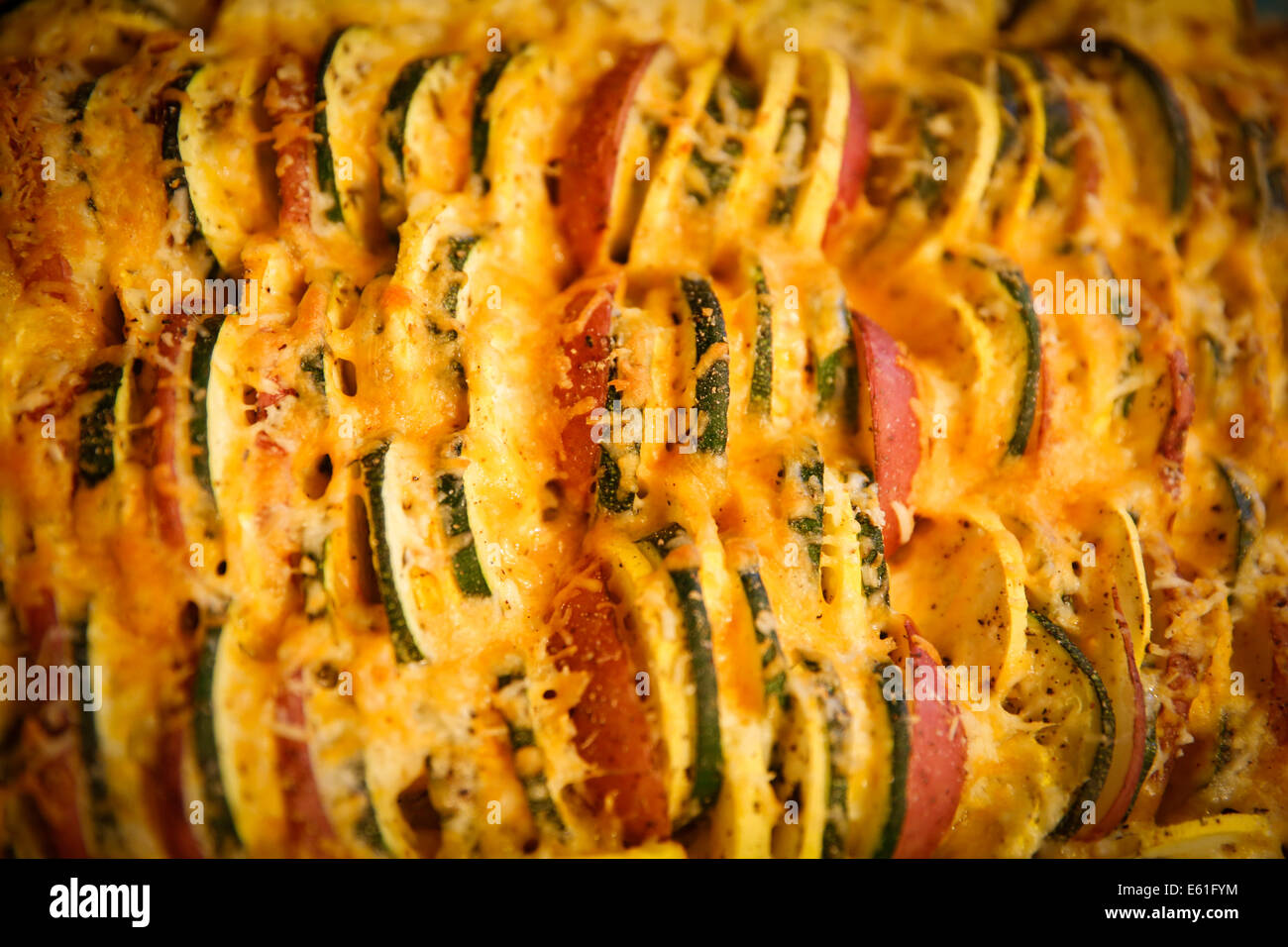 Zucchine e Giallo estate Squash cuocere la cottura del cibo piatto di cottura con formaggi cheddar coppa fusa forno pasto cena Foto Stock