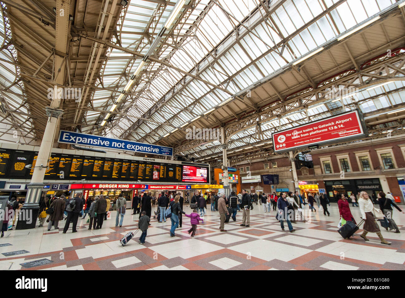 Atrio Interno della stazione ferroviaria di Victoria Londra England Regno Unito. JMH6363 Foto Stock