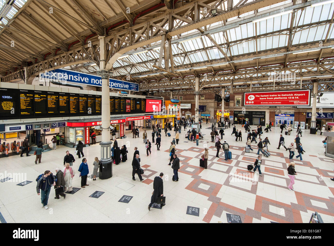 Atrio Interno della stazione ferroviaria di Victoria Londra England Regno Unito. JMH6364 Foto Stock