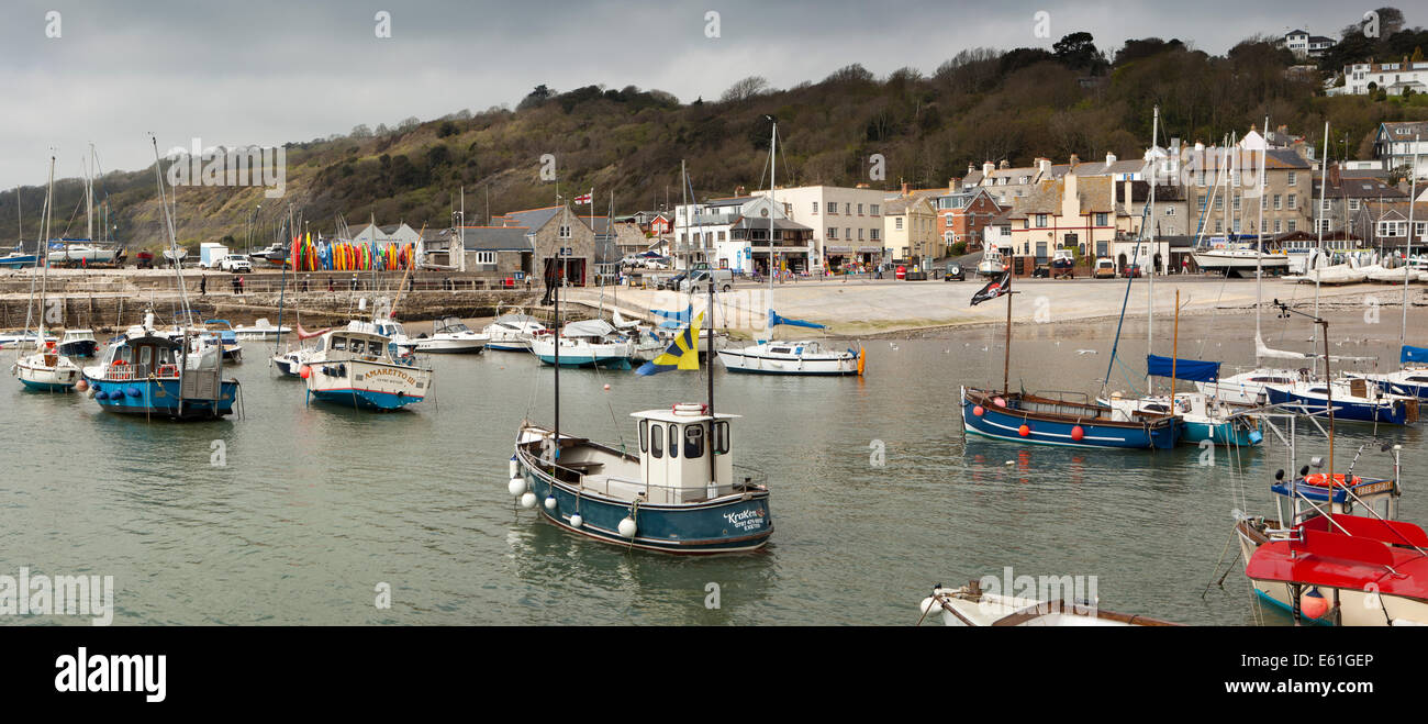 Regno Unito Inghilterra, Dorset, Lyme Regis. barche ormeggiate entro il porto di Cobb, panoramica Foto Stock