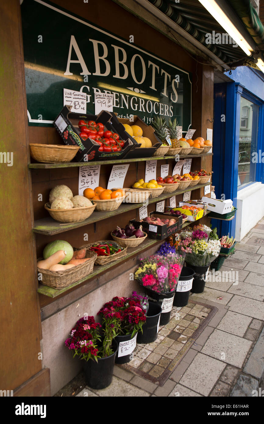Regno Unito Inghilterra, Dorset, Shaftesbury, Bell Street, ben fornito al di fuori di scaffalature di fruttivendolo shop Foto Stock