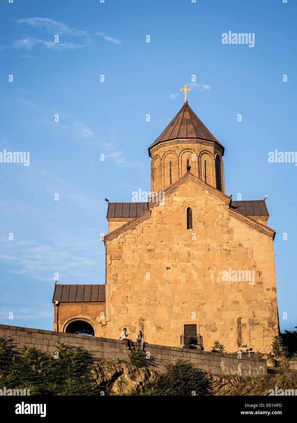Chiesa di Metekhi e nella città vecchia di Tbilisi, capitale della Georgia, al tramonto. Foto Stock