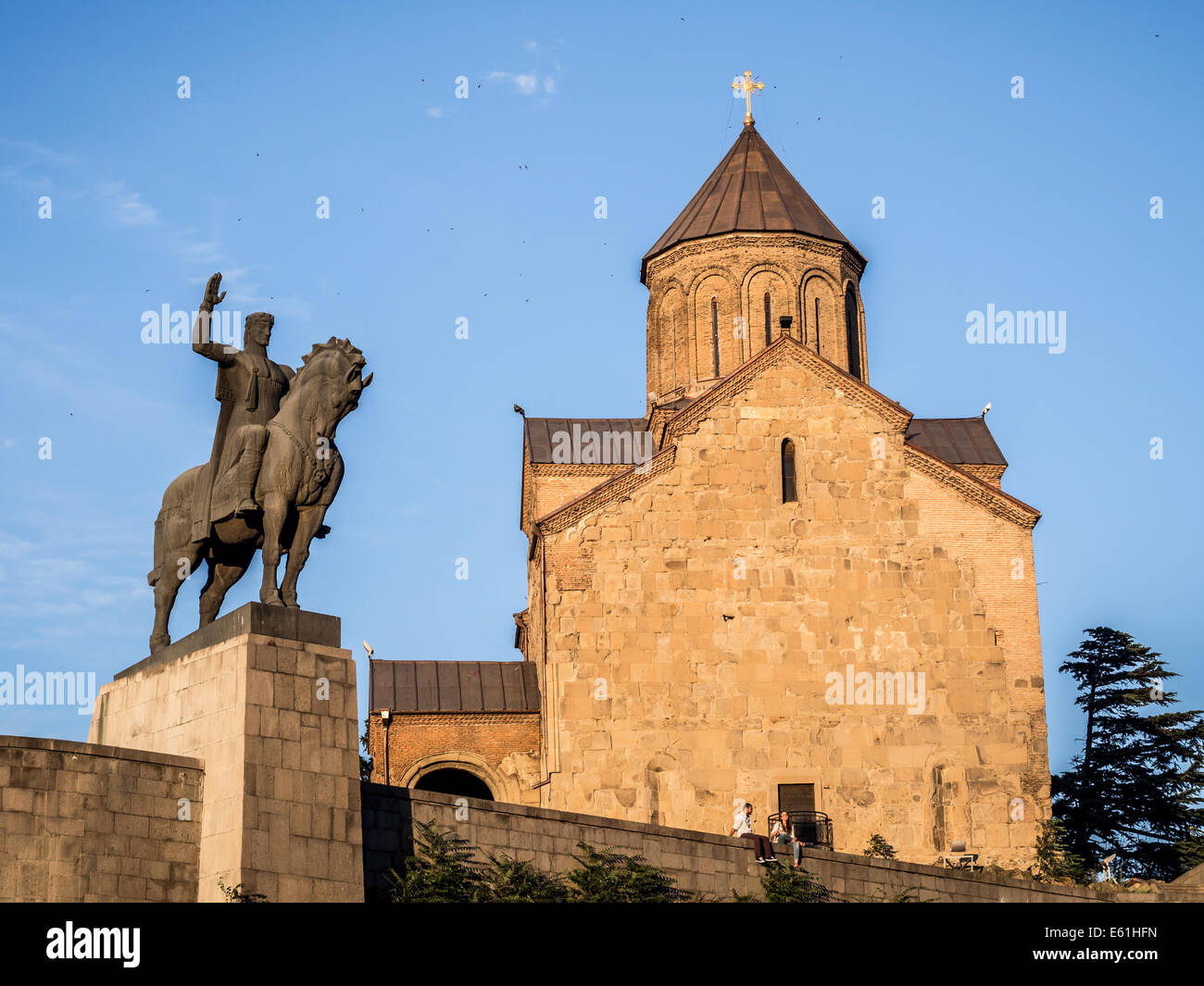 Chiesa di Metekhi e la statua del re Vakhtang Gorgasali nella città vecchia di Tbilisi, capitale della Georgia, al tramonto. Foto Stock