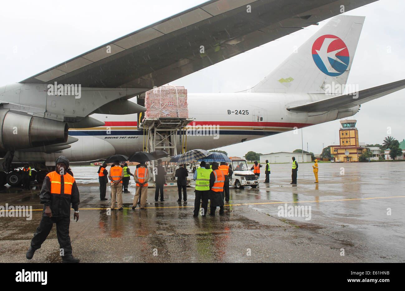 Conakry Guinea. 11 Ago, 2014. Lavoratori locali scaricare il virus di Ebola di forniture di soccorso fornito dalla Cina da un volo all'aeroporto di Conakry, capitale della Guinea, 11 Agosto, 2014. Un Cinese piano di emergenza trasporto di rifornimenti umanitari in Guinea, Sierra Leone e Liberia sbarcati qui il lunedì per aiutare i tre paesi dell Africa occidentale lotta contro un focolaio di epidemia ebola. Le forniture del valore di 30 milioni di yuan (4,9 milioni di dollari) includono medical indumenti protettivi, disinfettanti, termo-rilevatori e farmaci. Credito: Youssouf Bah/Xinhua/Alamy Live News Foto Stock