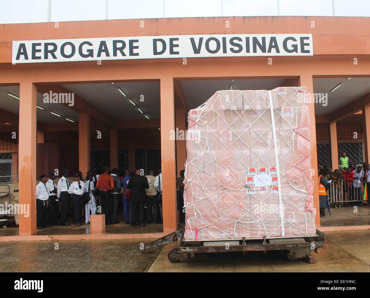 Conakry. 11 Ago, 2014. Foto realizzata il 11 agosto, 2014 mostra il virus di Ebola di forniture di soccorso fornito dalla Cina all'aeroporto di Conakry, capitale della Guinea. Un Cinese piano di emergenza trasporto di rifornimenti umanitari in Guinea, Sierra Leone e Liberia sbarcati qui il lunedì per aiutare i tre paesi dell Africa occidentale lotta contro un focolaio di epidemia ebola. Le forniture del valore di 30 milioni di yuan (4,9 milioni di dollari) includono medical indumenti protettivi, disinfettanti, termo-rilevatori e farmaci. Credito: Youssouf Bah/Xinhua/Alamy Live News Foto Stock