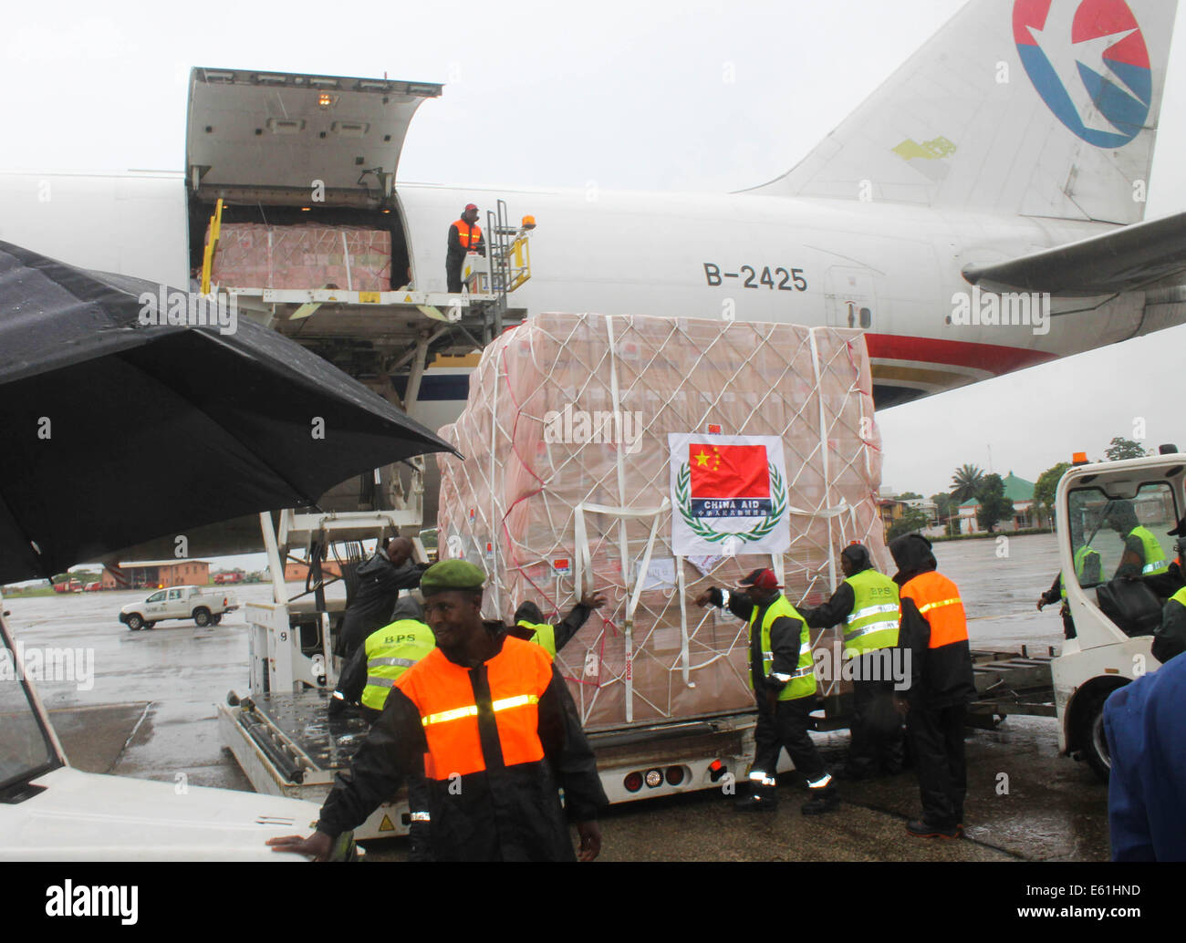 Conakry Guinea. 11 Ago, 2014. Lavoratori locali scaricare il virus di Ebola di forniture di soccorso fornito dalla Cina da un volo all'aeroporto di Conakry, capitale della Guinea, 11 Agosto, 2014. Un Cinese piano di emergenza trasporto di rifornimenti umanitari in Guinea, Sierra Leone e Liberia sbarcati qui il lunedì per aiutare i tre paesi dell Africa occidentale lotta contro un focolaio di epidemia ebola. Le forniture del valore di 30 milioni di yuan (4,9 milioni di dollari) includono medical indumenti protettivi, disinfettanti, termo-rilevatori e farmaci. Credito: Youssouf Bah/Xinhua/Alamy Live News Foto Stock
