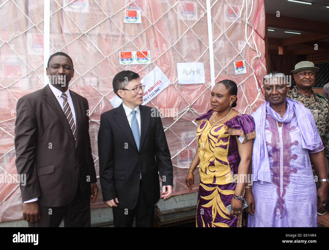 Conakry Guinea. 11 Ago, 2014. Ambasciatore cinese in Guinea Bian Jianqiang (2 L) e ministro della Guinea Cooperazione internazionale Koutoubou Moustapha sano (1L) partecipare ad una cerimonia del trasferimento del virus di Ebola di forniture di soccorso fornito dalla Cina all'aeroporto di Conakry, capitale della Guinea, 11 Agosto, 2014. Un Cinese piano di emergenza trasporto di rifornimenti umanitari in Guinea, Sierra Leone e Liberia sbarcati qui il lunedì per aiutare i tre paesi dell Africa occidentale lotta contro un focolaio di epidemia ebola. Credito: Xinhua/Alamy Live News Foto Stock