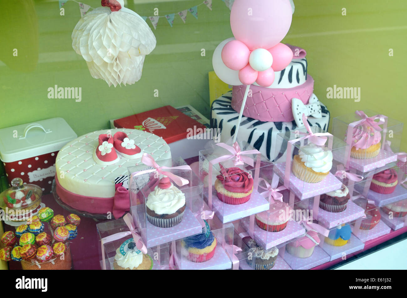 Tazza di dolci e torte di glassa nella finestra del negozio di dolci o pasticceria Alpes-Maritimes Nizza Francia Foto Stock
