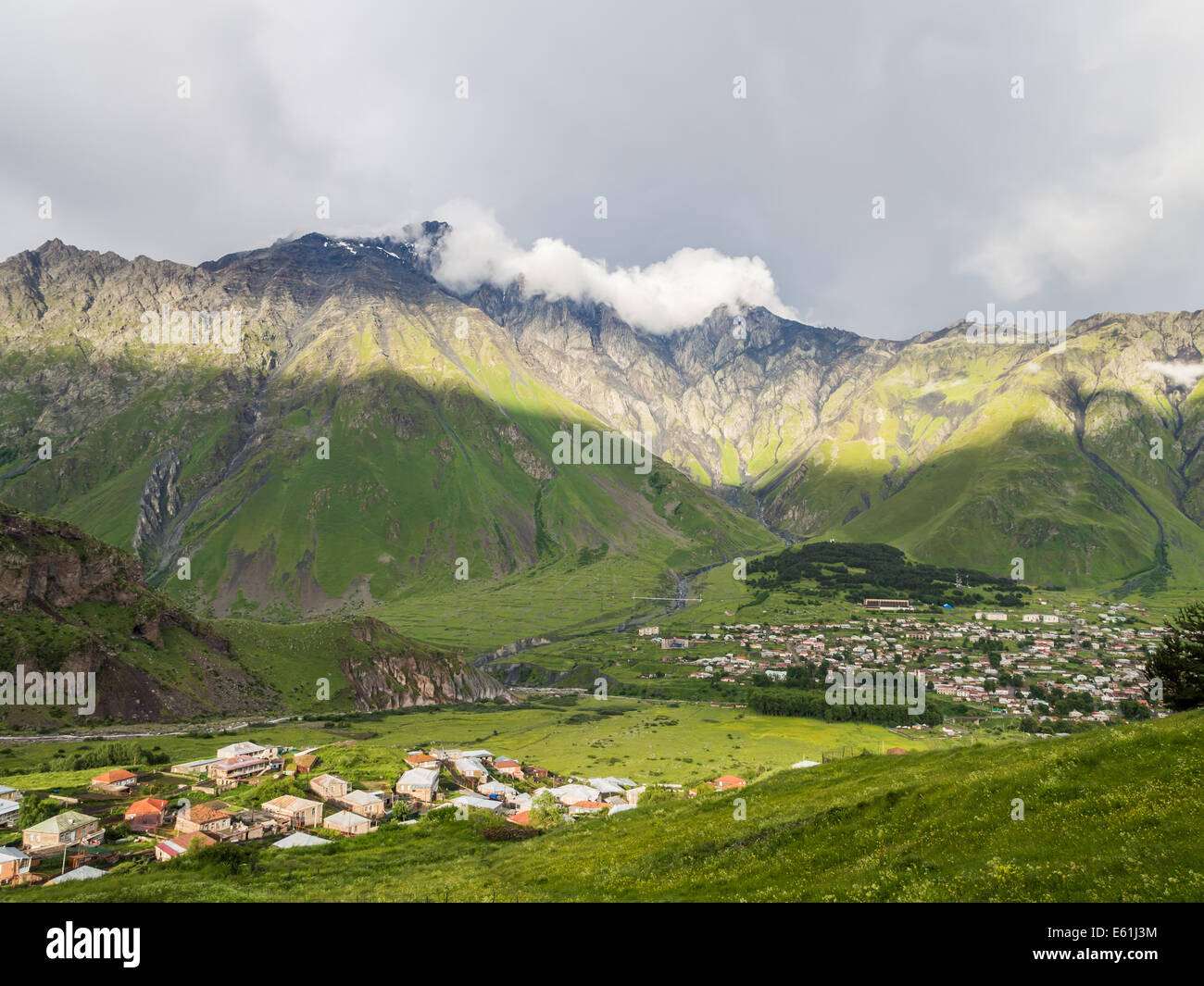 Stepantsminda (ex Kazbegi) in Georgia, nel Caucaso, in tarda serata. Foto Stock