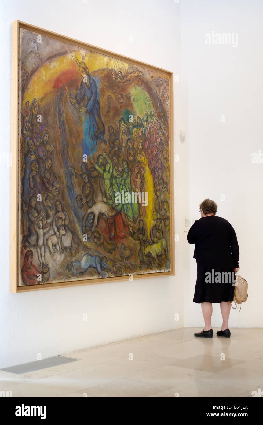 Il visitatore si ammira un'Arca di Noè pittura nel Museo Marc Chagall Nizza Francia Foto Stock