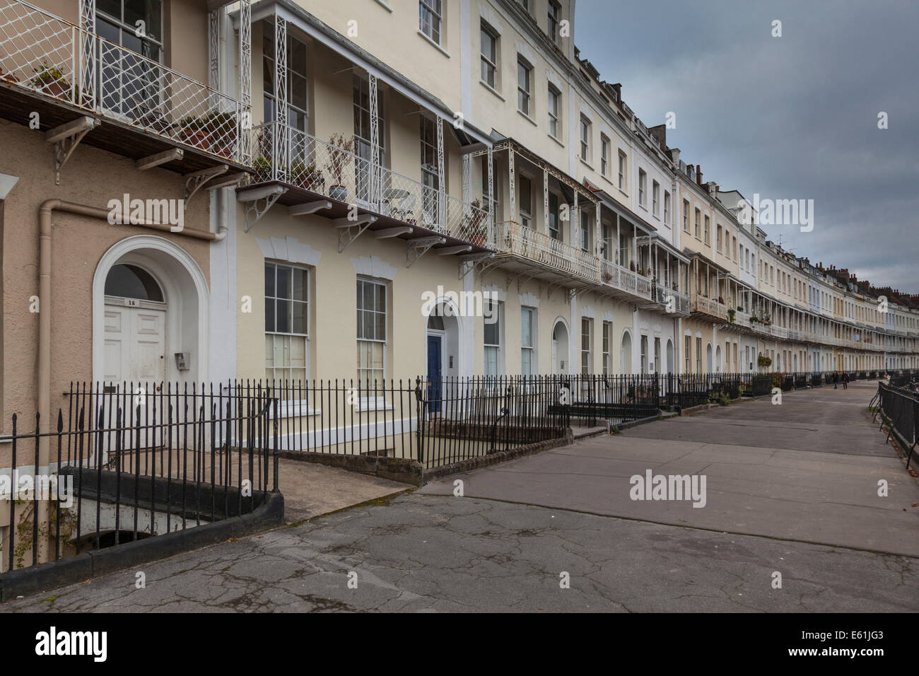 Case con il loro primo piano balconi in ferro battuto sul Royal York Crescent, Clifton, Bristol. Foto Stock