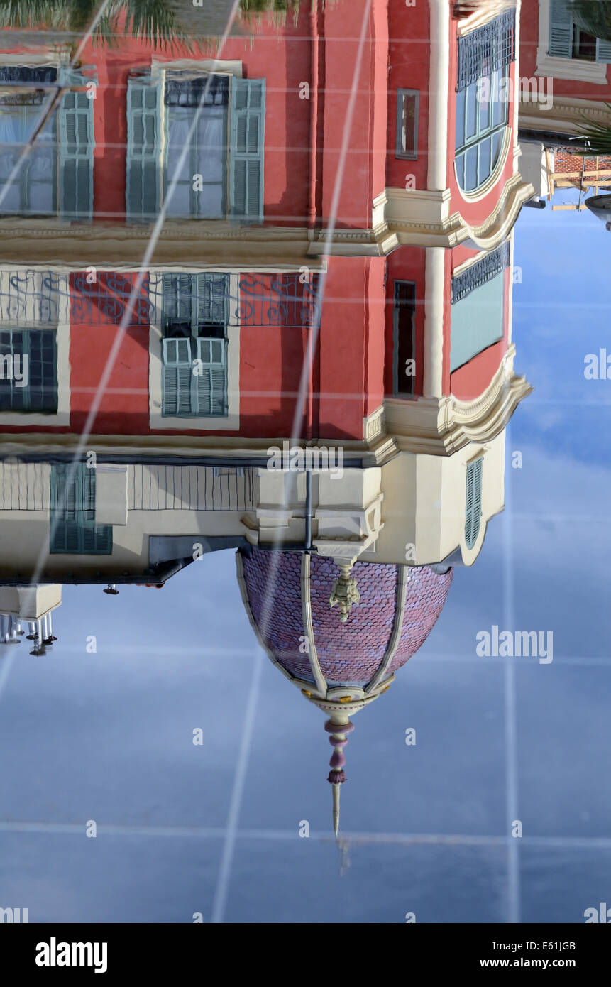 Le riflessioni di Belle Epoch Architettura in Miroir d'Eau fontana sulla Place Massena, Town Square o Plaza bello Alpes-Maritimes Francia Foto Stock