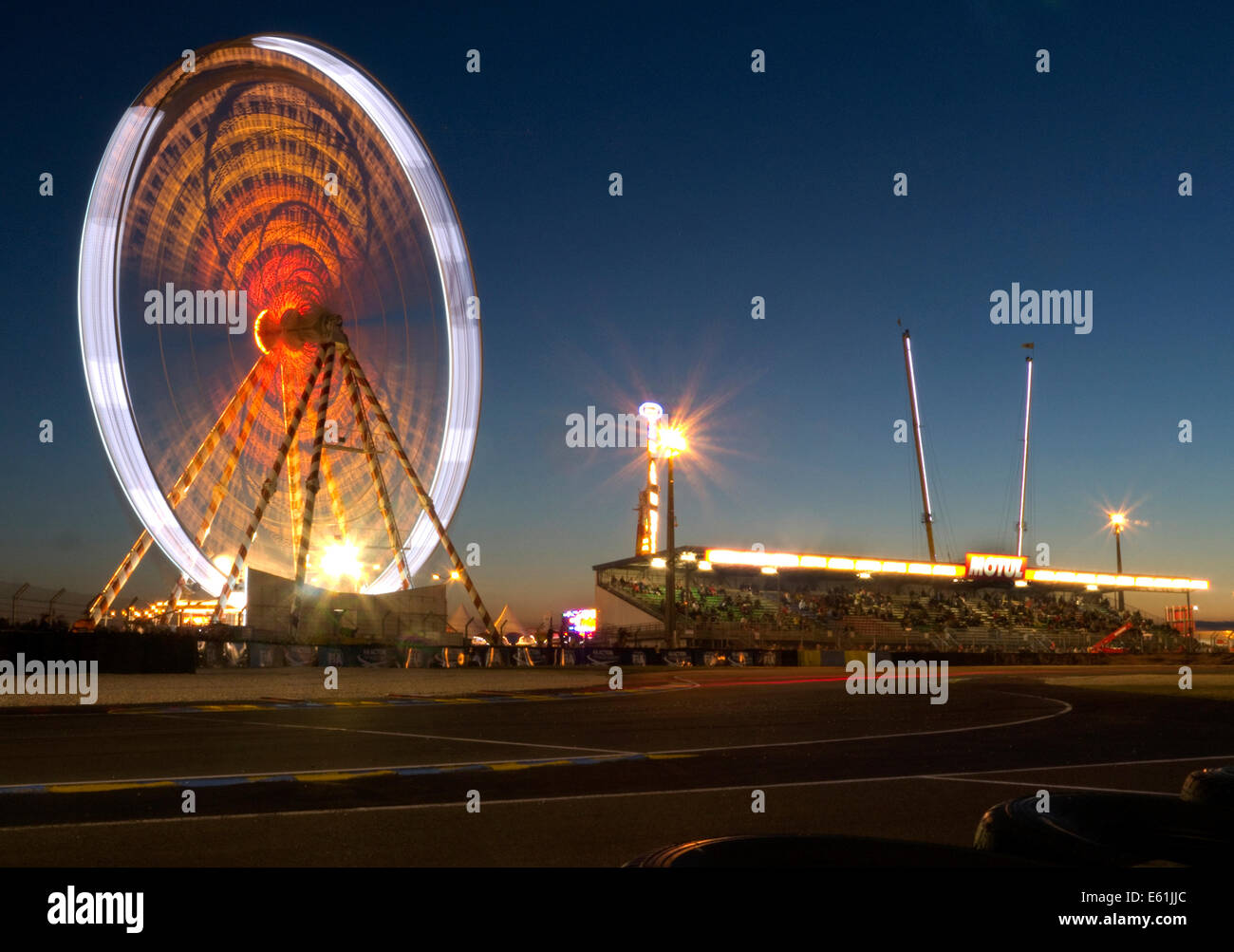 Fiera del divertimento situato alla chicane Ford sulla gara di Le Mans via 2014 24 ore di gara. Foto Stock