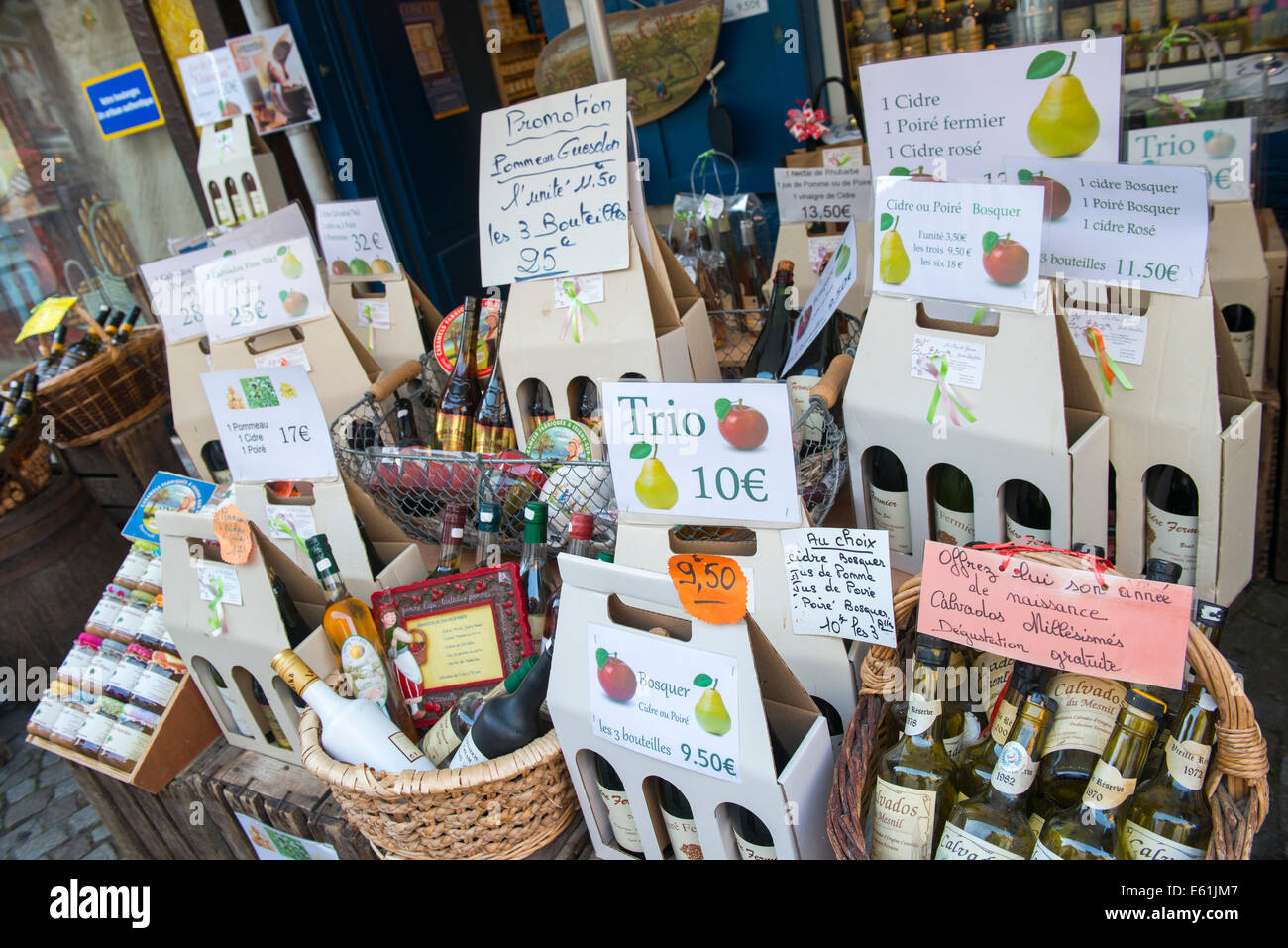 Il vino e il sidro di mele per la vendita in un negozio di Honfleur, Normandia Francia Europa Foto Stock