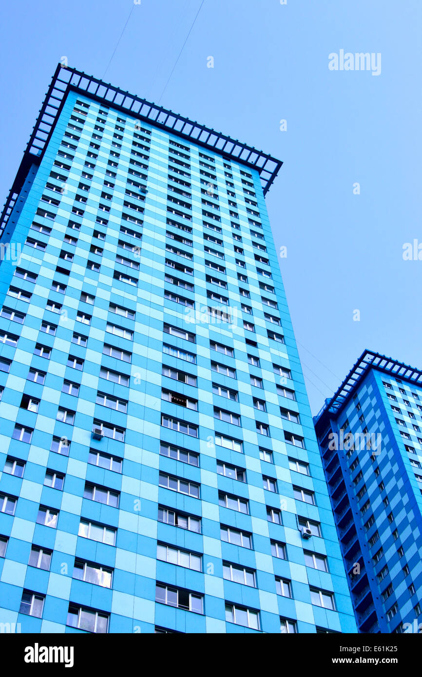 Due appartamenti moderni grattacieli contro il cielo blu Foto Stock