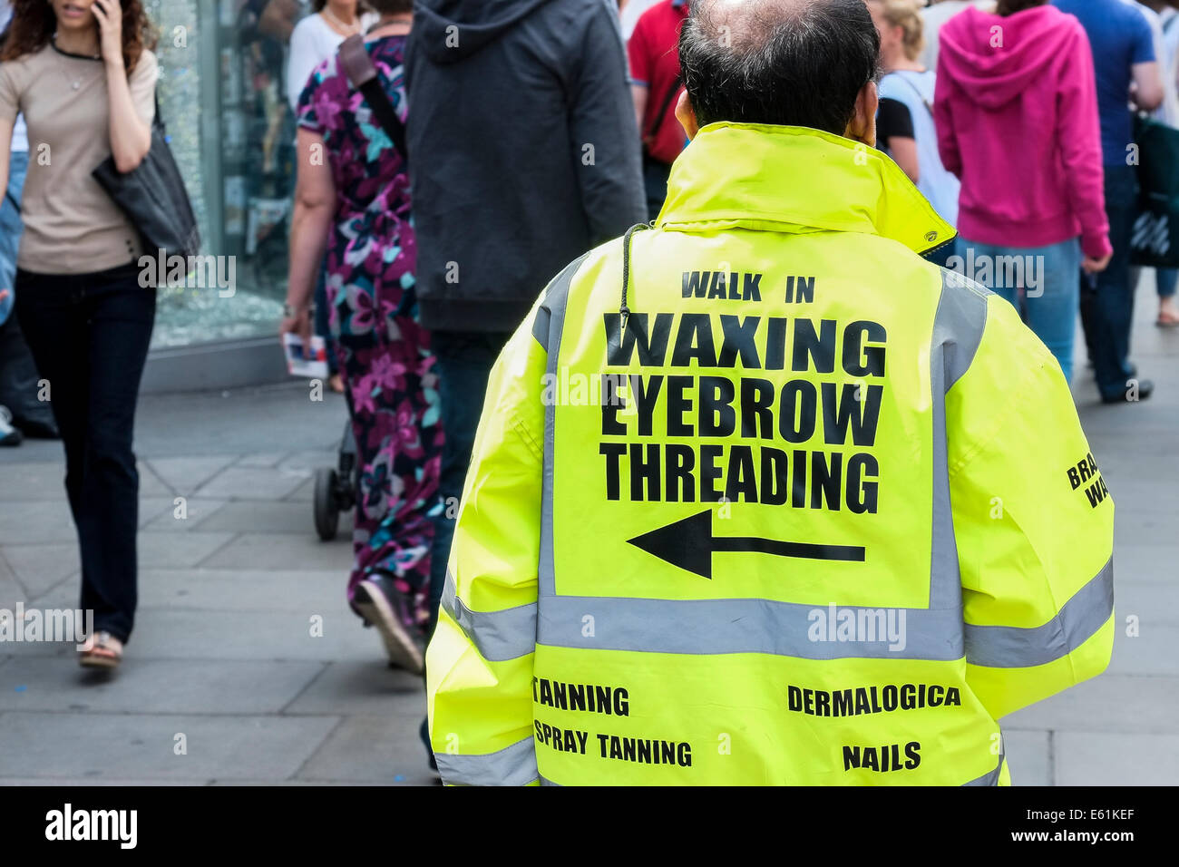 Un uomo che indossa un hi-viz camicia la pubblicità dei trattamenti di bellezza. Foto Stock