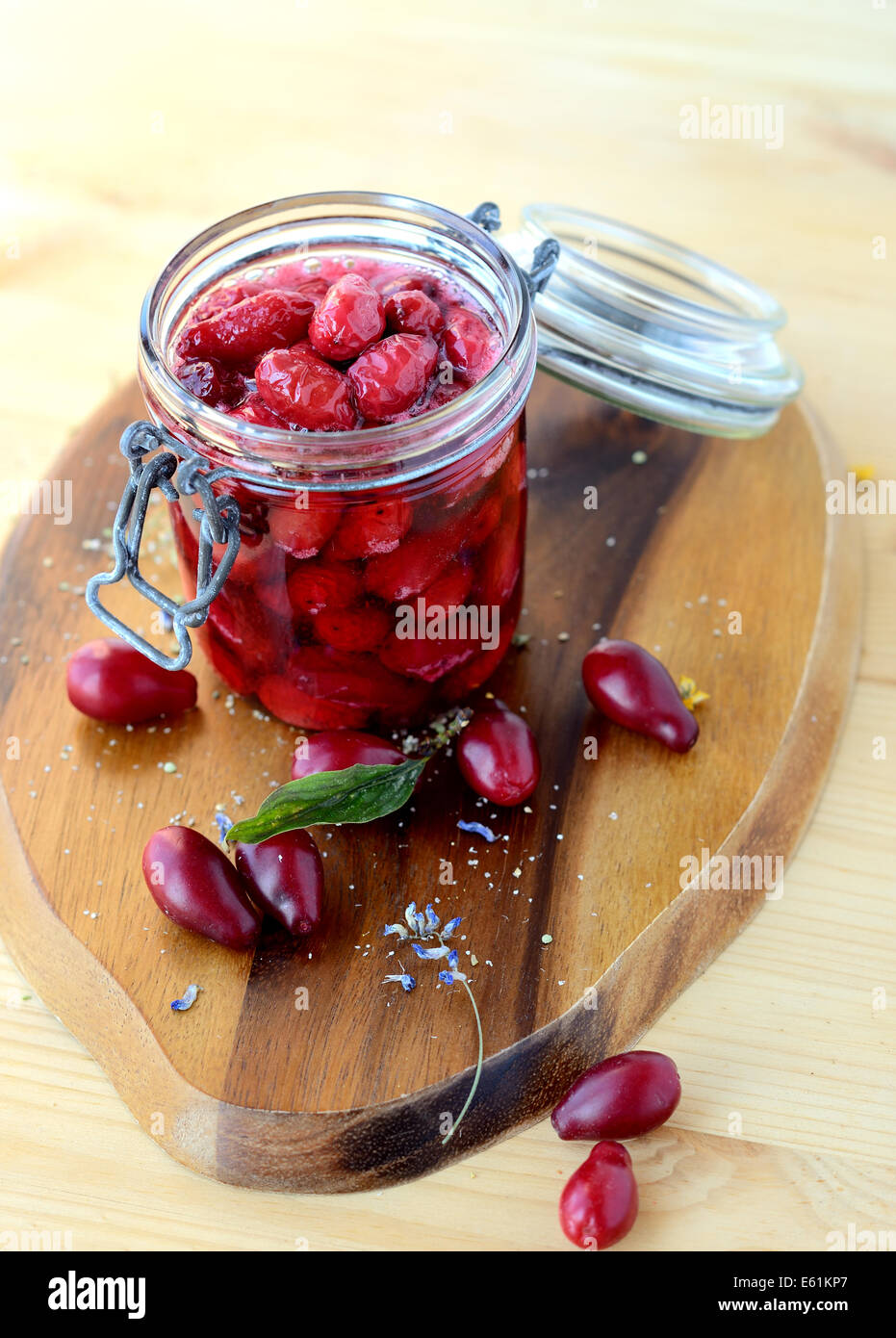 Un vaso di vetro di una fresca sanguinello inceppamento. Foto Stock