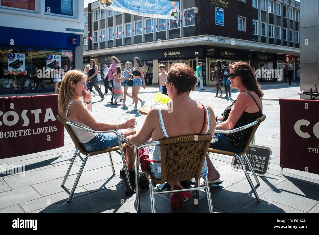 Tre donne aventi un caffè a Basildon Town Center. Foto Stock