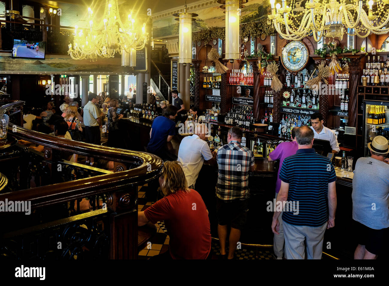 L'interno dell'Horniman a Hayes public house sulla Southbank, Londra. Foto Stock