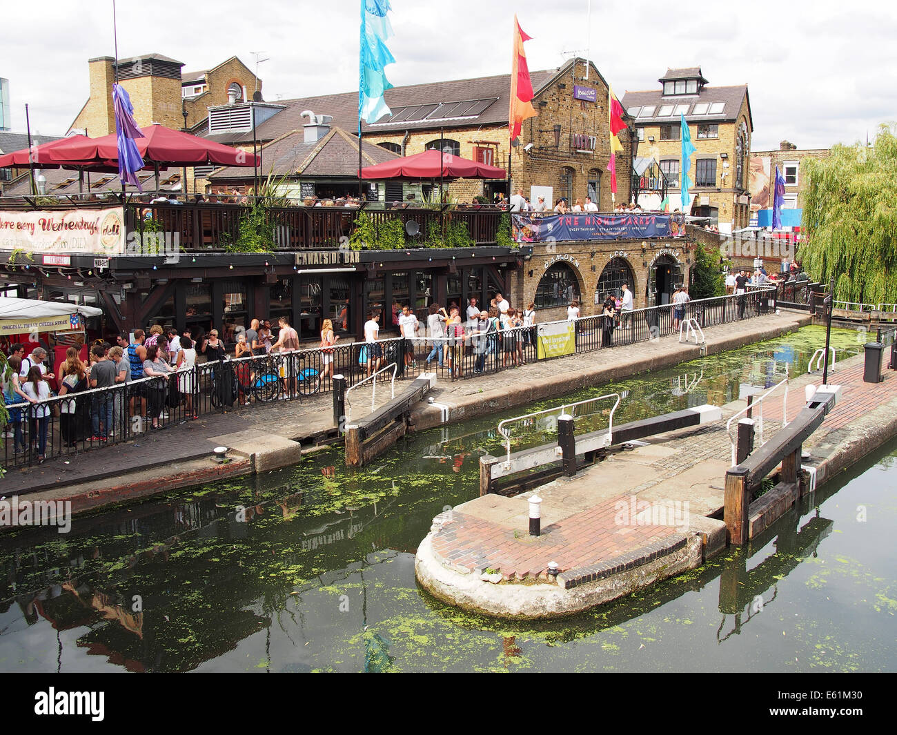 Vista guardando verso il basso sul Camden Lock sul Regents Canal a Londra REGNO UNITO Foto Stock