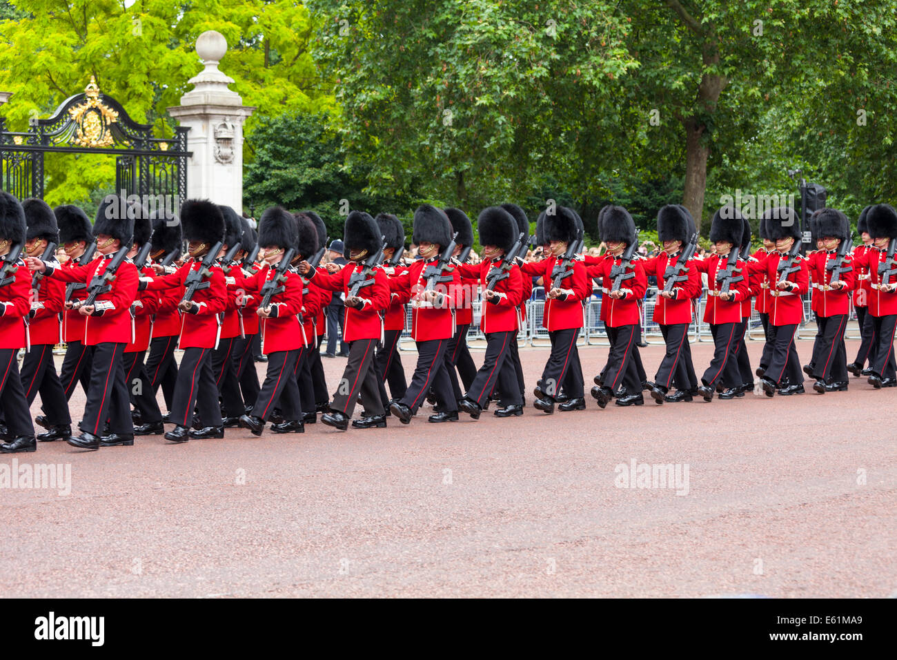 Grenadier Foot Guards of the Queen's Guard che ha marciato sul Mall a Londra durante la sfilata Trooping the Color, Londra, Inghilterra, Regno Unito Foto Stock