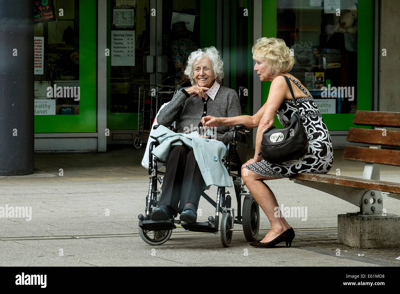 Una signora anziana in una sedia a rotelle. Foto Stock