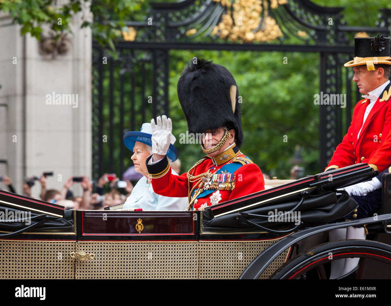 Sua Maestà la Regina Elisabetta e il Principe Filippo sventolare da un carrello aperto a Trooping il colore, il Mall, Londra Foto Stock