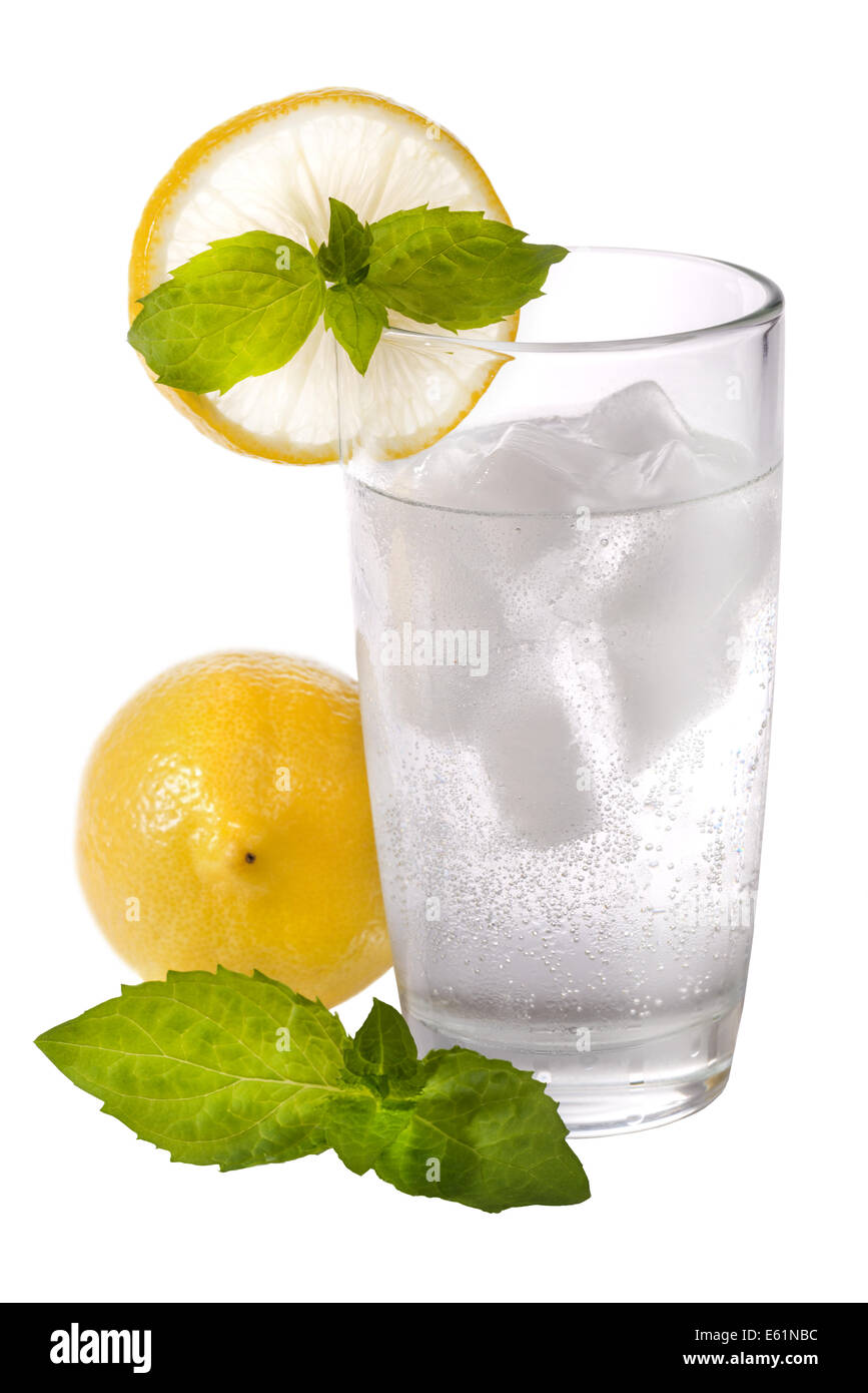 Bicchiere di spumante freddo acqua con limone e menta isolati su sfondo bianco Foto Stock