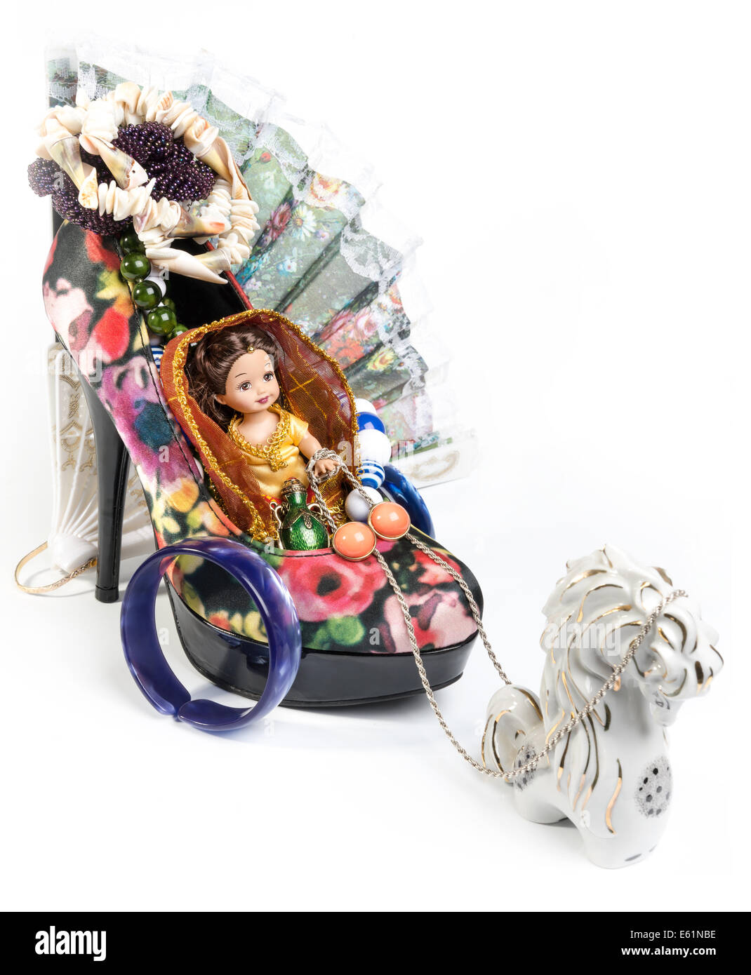 Estate fantasia - una bambola va ad un carro giocattolo di scarpe Foto Stock