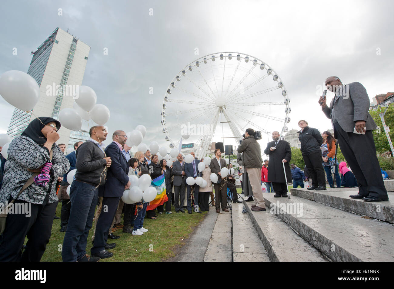 Manchester, Regno Unito. 11 Agosto, 2014. Una pace veglia è tenuto in Piccadilly Gardens nel Manchester in memoria di coloro che hanno perso la vita nel conflitto di Gaza. Organizzato dall'Assessore Bev Craig, ella è unita da un decano, il Rabbino e Imam nella preghiera per la pace - seguita dal rilascio di palloncini Credito: Russell Hart/Alamy Live News. Foto Stock